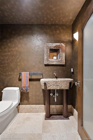 7357 LINDENMERE Drive, Bloomfield Charter Township, MI 48301