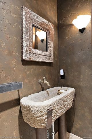 7357 LINDENMERE Drive, Bloomfield Charter Township, MI 48301