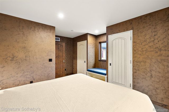 7357 LINDENMERE Drive, Bloomfield Charter Township, MI 48301