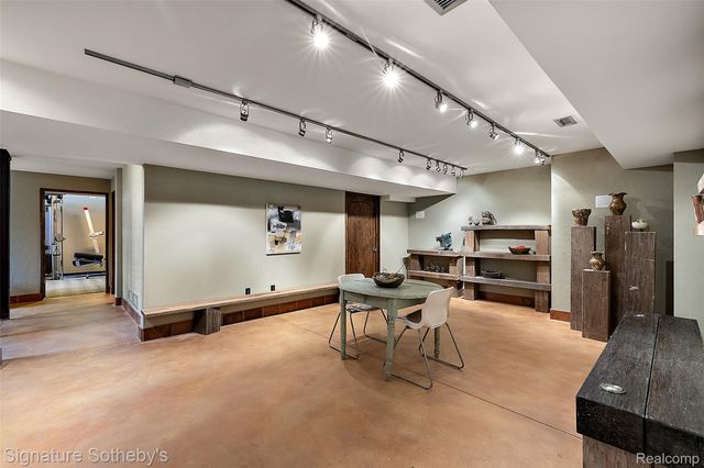 7357 LINDENMERE Drive, Bloomfield Charter Township, MI 48301