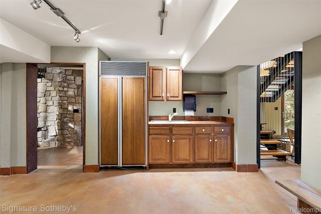 7357 LINDENMERE Drive, Bloomfield Charter Township, MI 48301