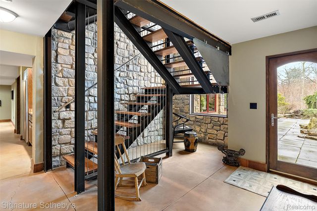 7357 LINDENMERE Drive, Bloomfield Charter Township, MI 48301