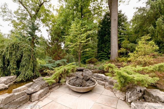 7357 LINDENMERE Drive, Bloomfield Charter Township, MI 48301