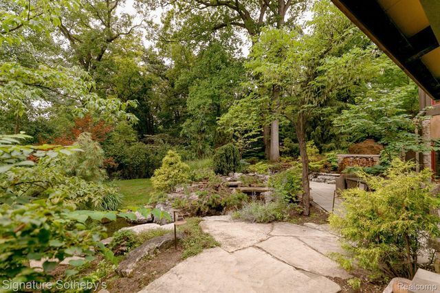 7357 LINDENMERE Drive, Bloomfield Charter Township, MI 48301