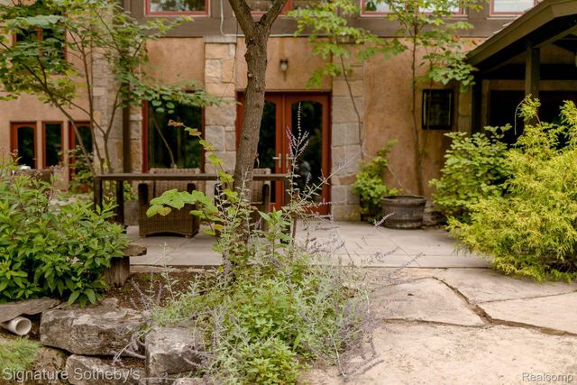 7357 LINDENMERE Drive, Bloomfield Charter Township, MI 48301