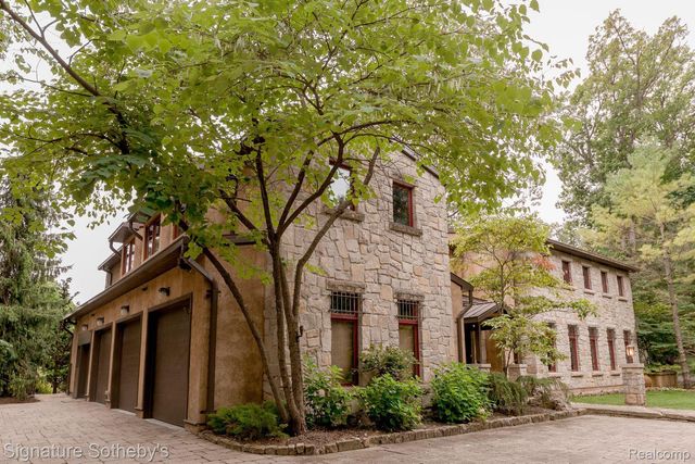 7357 LINDENMERE Drive, Bloomfield Charter Township, MI 48301