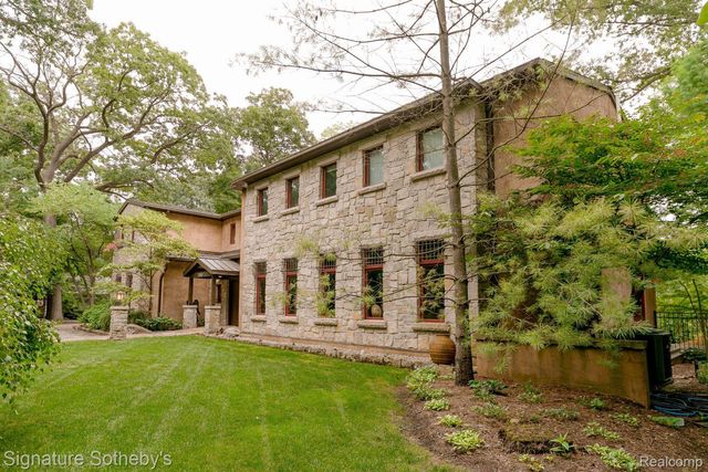 7357 LINDENMERE Drive, Bloomfield Charter Township, MI 48301