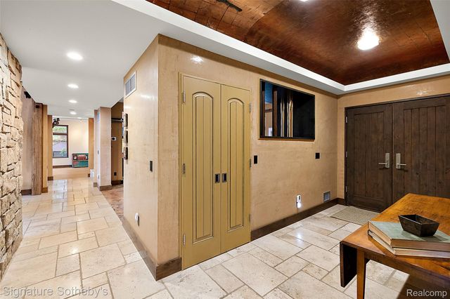 7357 LINDENMERE Drive, Bloomfield Charter Township, MI 48301