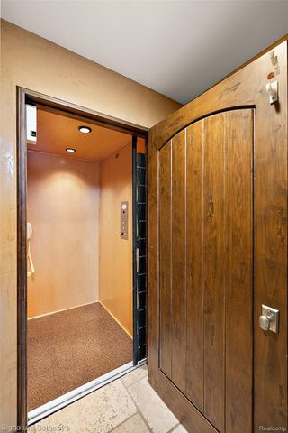 7357 LINDENMERE Drive, Bloomfield Charter Township, MI 48301