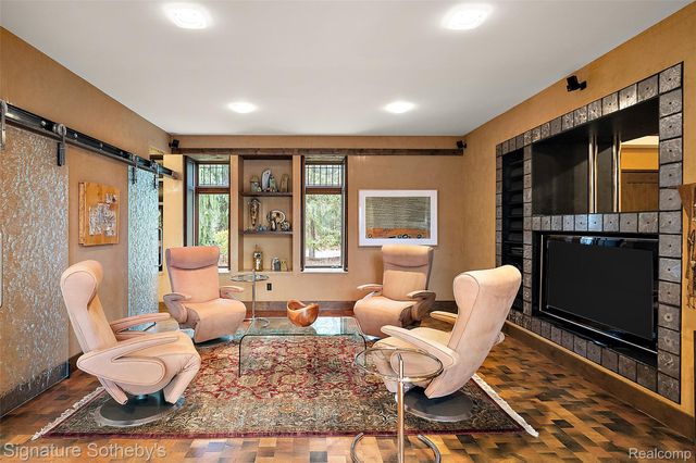 7357 LINDENMERE Drive, Bloomfield Charter Township, MI 48301