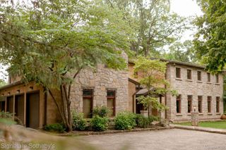 7357 LINDENMERE Drive, Bloomfield Charter Township, MI 48301