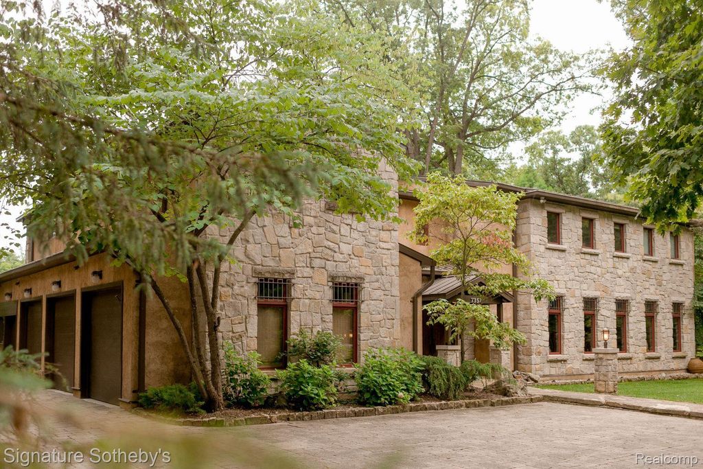 7357 LINDENMERE Drive, Bloomfield Charter Township, MI 48301