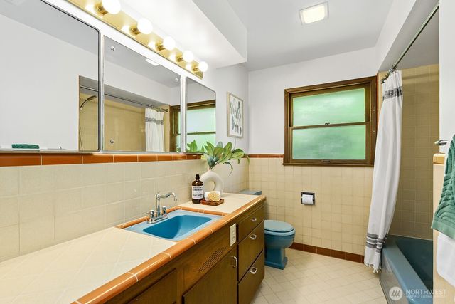 3651 Perkins Lane W, Seattle, WA 98199