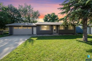 5305 S Landsdown Dr, Sioux Falls, SD 57106