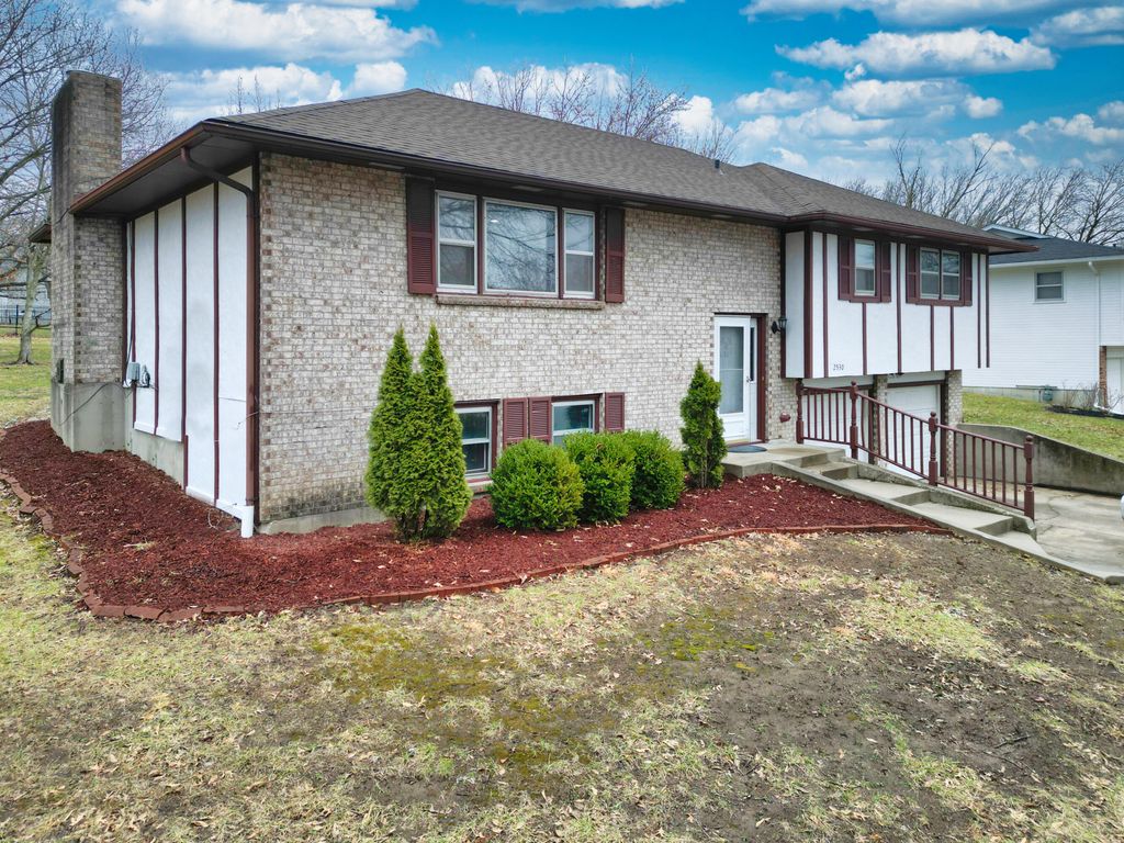 2530 N LAKE OF THE WOOD RD, Columbia, MO 65202