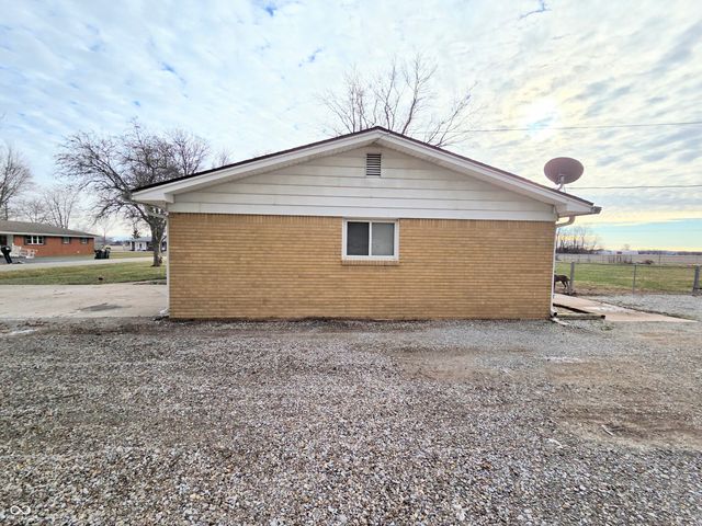 1195 E Hazelwood South Drive E, Shelbyville, IN 46176