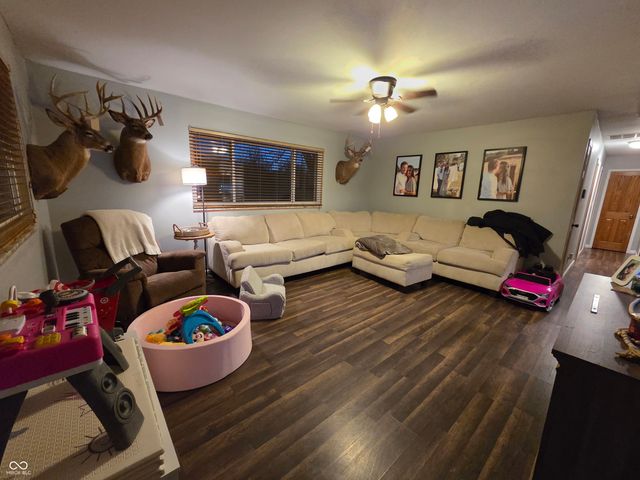 1195 E Hazelwood South Drive E, Shelbyville, IN 46176