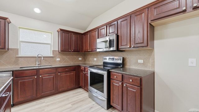 6069 Covers Cv, Schertz, TX 78108