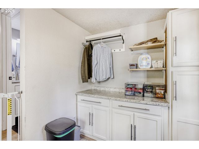 5745 Sw OLD SCHOLLS FERRY Rd, Portland, OR 97225