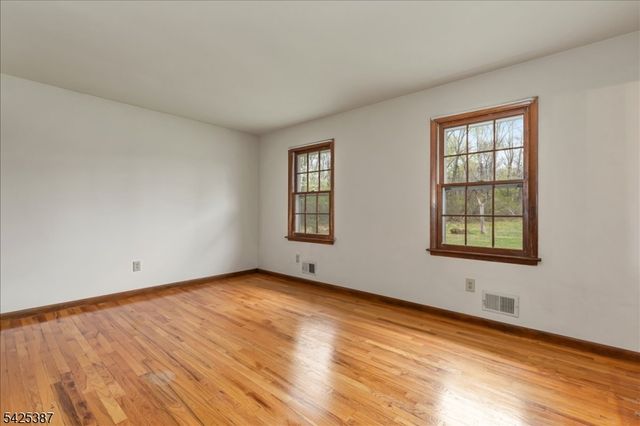9 Symonds Lane, Lebanon Twp., NJ 08826