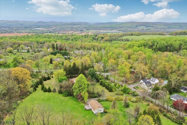 9 Symonds Lane, Lebanon Twp., NJ 08826