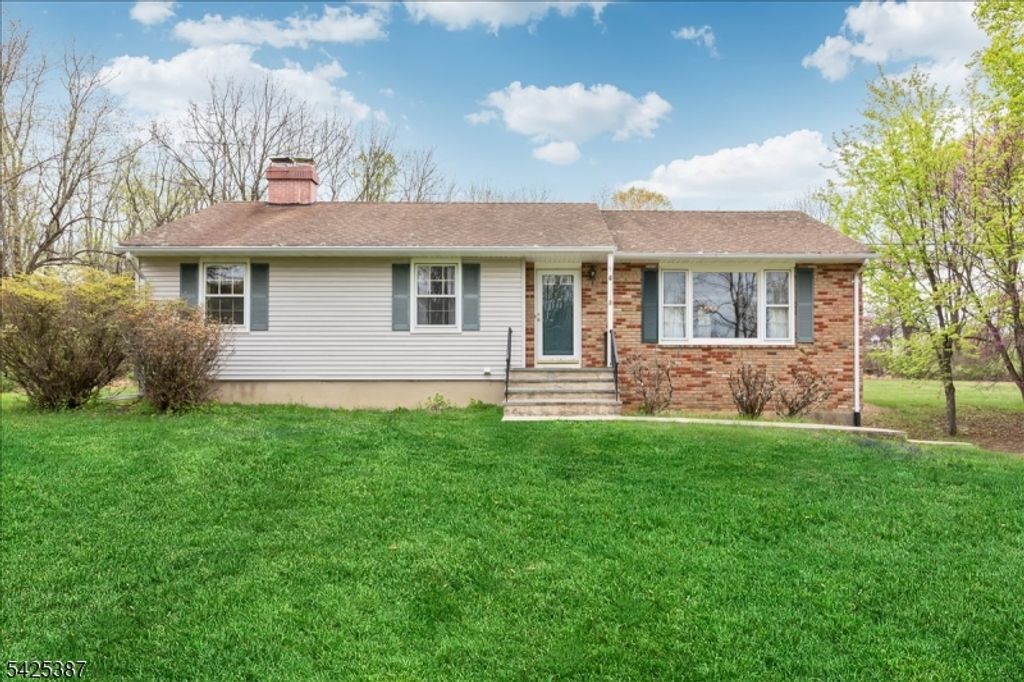 9 Symonds Lane, Lebanon Twp., NJ 08826
