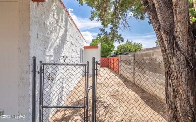 2434 S Palm Springs Drive, Tucson, AZ 85710