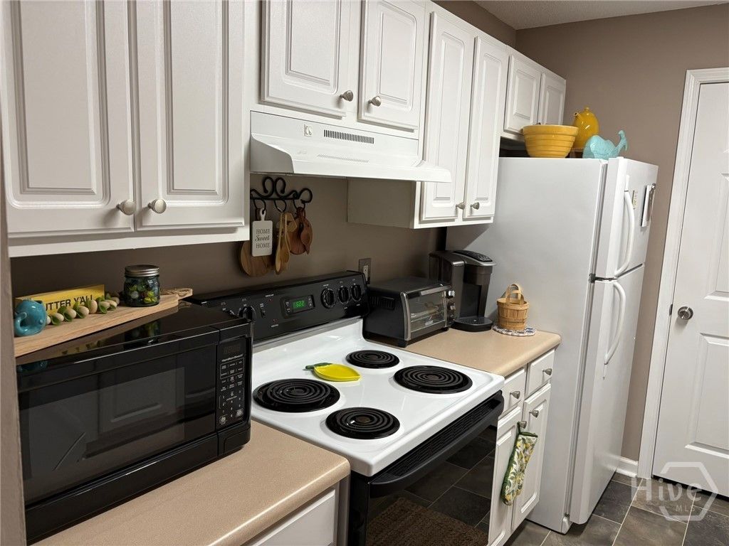 Image 9 of property listing at Address unavailable.