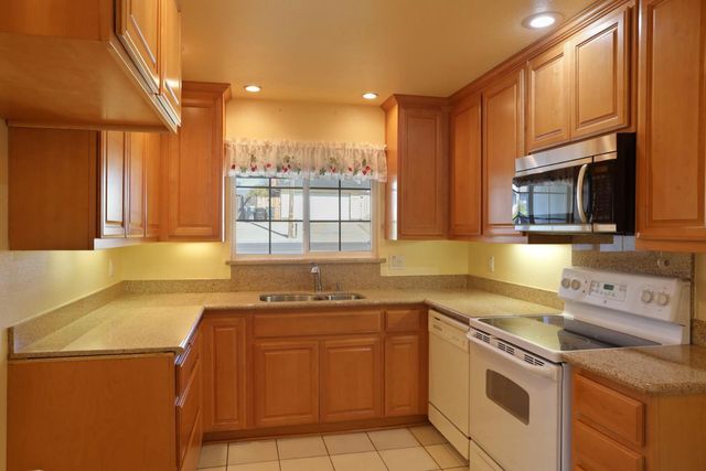 811 E C St, Oakdale, CA 95361