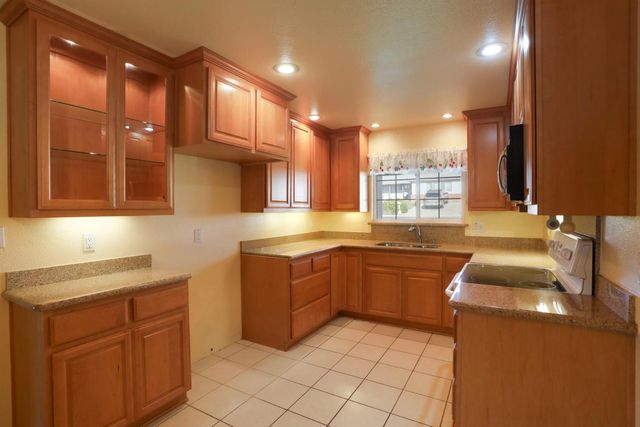 811 E C St, Oakdale, CA 95361