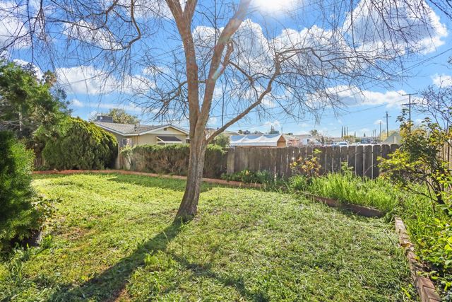 811 E C St, Oakdale, CA 95361