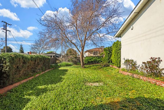 811 E C St, Oakdale, CA 95361