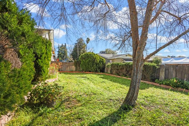 811 E C St, Oakdale, CA 95361