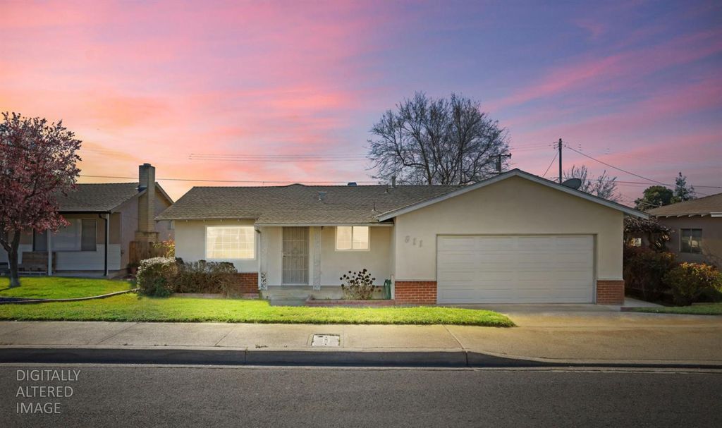 811 E C St, Oakdale, CA 95361