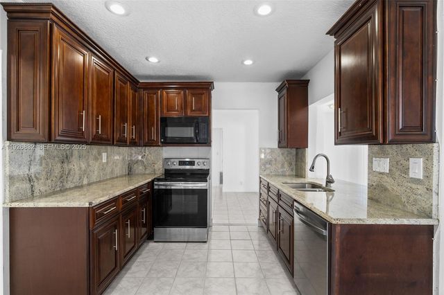 3925 NW 19th Ave, Oakland Park, FL 33309