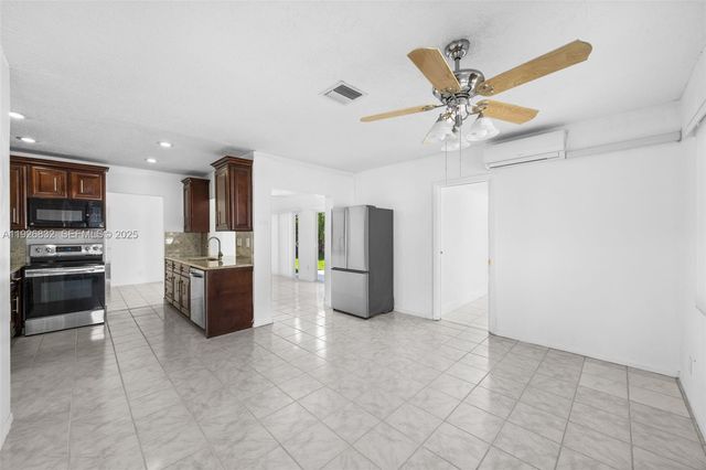 3925 NW 19th Ave, Oakland Park, FL 33309