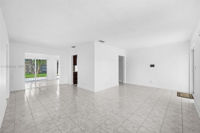 3925 NW 19th Ave, Oakland Park, FL 33309