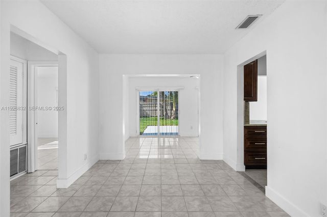 3925 NW 19th Ave, Oakland Park, FL 33309