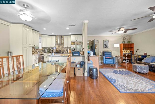 2224 Pine Knoll Dr 8, Walnut Creek, CA 94595