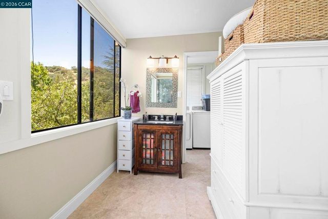 2224 Pine Knoll Dr 8, Walnut Creek, CA 94595
