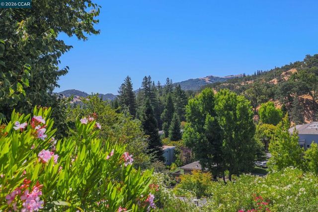 2224 Pine Knoll Dr 8, Walnut Creek, CA 94595