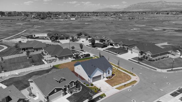 2477 N HOODED CRANE CIR, Clinton, UT 84015