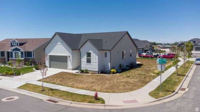 2477 N HOODED CRANE CIR, Clinton, UT 84015
