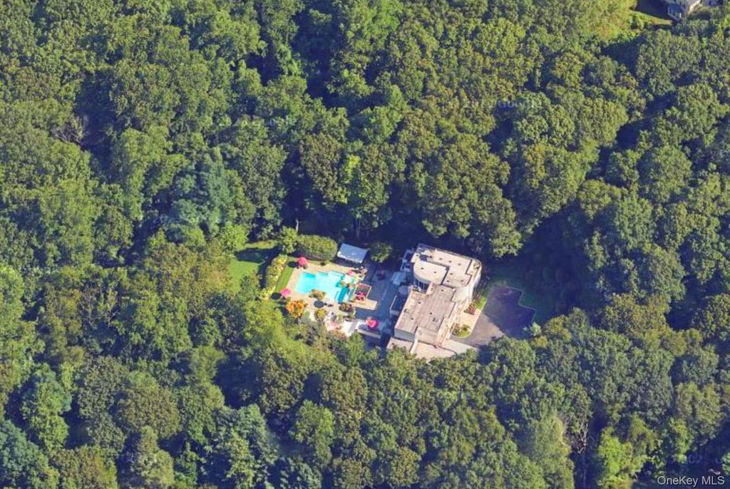 70 Shutter Lane, Oyster Bay Cove, NY 11771