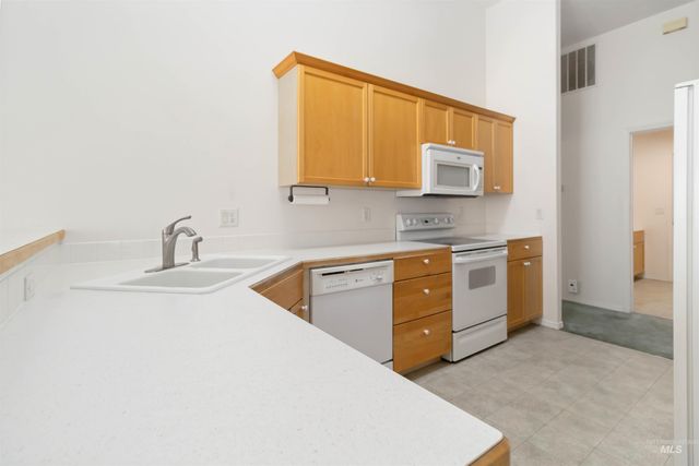 636 N Sterling St, Nampa, ID 83651