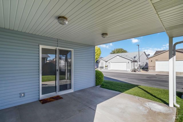 636 N Sterling St, Nampa, ID 83651