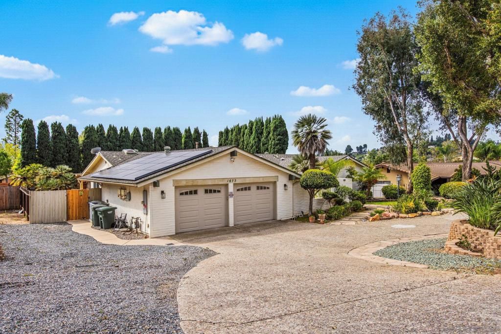 Image 4 of property listing at 1673 Hidden Mesa Rd, El Cajon, CA 92019