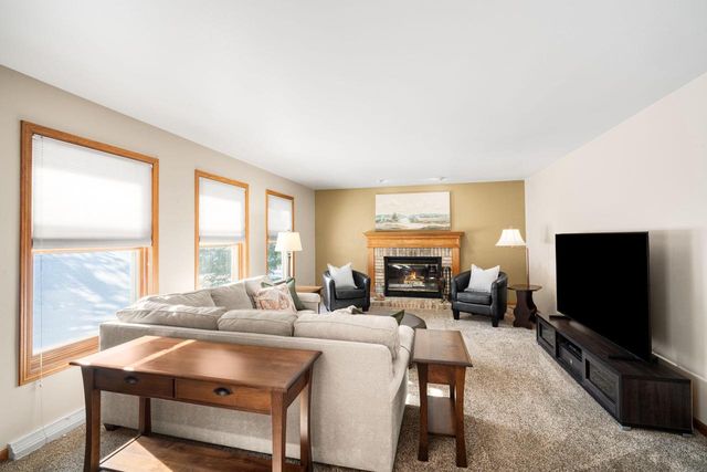 417 Deer Ridge DRIVE, West Bend, WI 53095