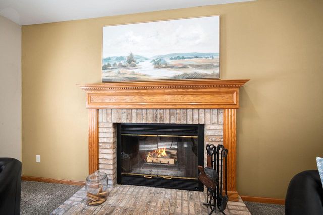 417 Deer Ridge DRIVE, West Bend, WI 53095