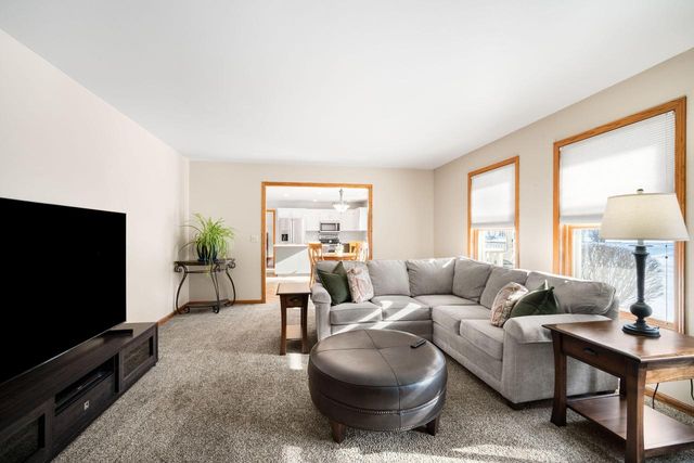 417 Deer Ridge DRIVE, West Bend, WI 53095